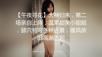 年轻粉嫩的极品小妹露脸让小哥镜头前玩弄给狼友看，乖巧听话揉奶玩逼，跳弹摩擦阴蒂骚穴，浪叫呻吟爽到颤抖